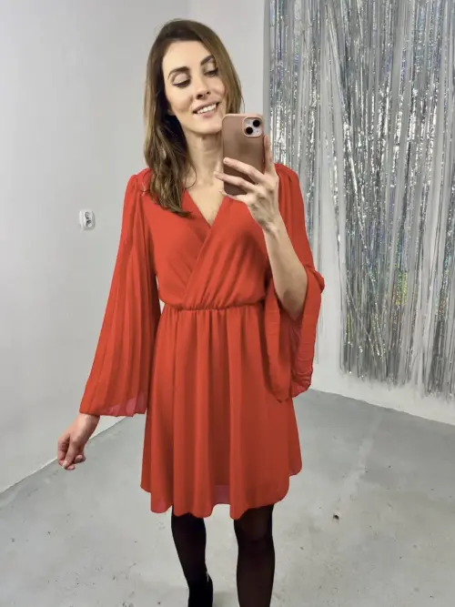 Czerwona krótka sukienka z szerokimi rękawami