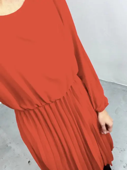 Czerwona sukienka midi z plisowanym dołem