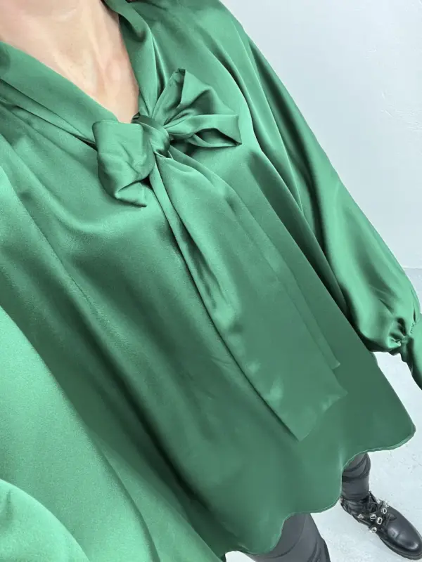 Zielona satynowa koszula oversize z wiązaniem5
