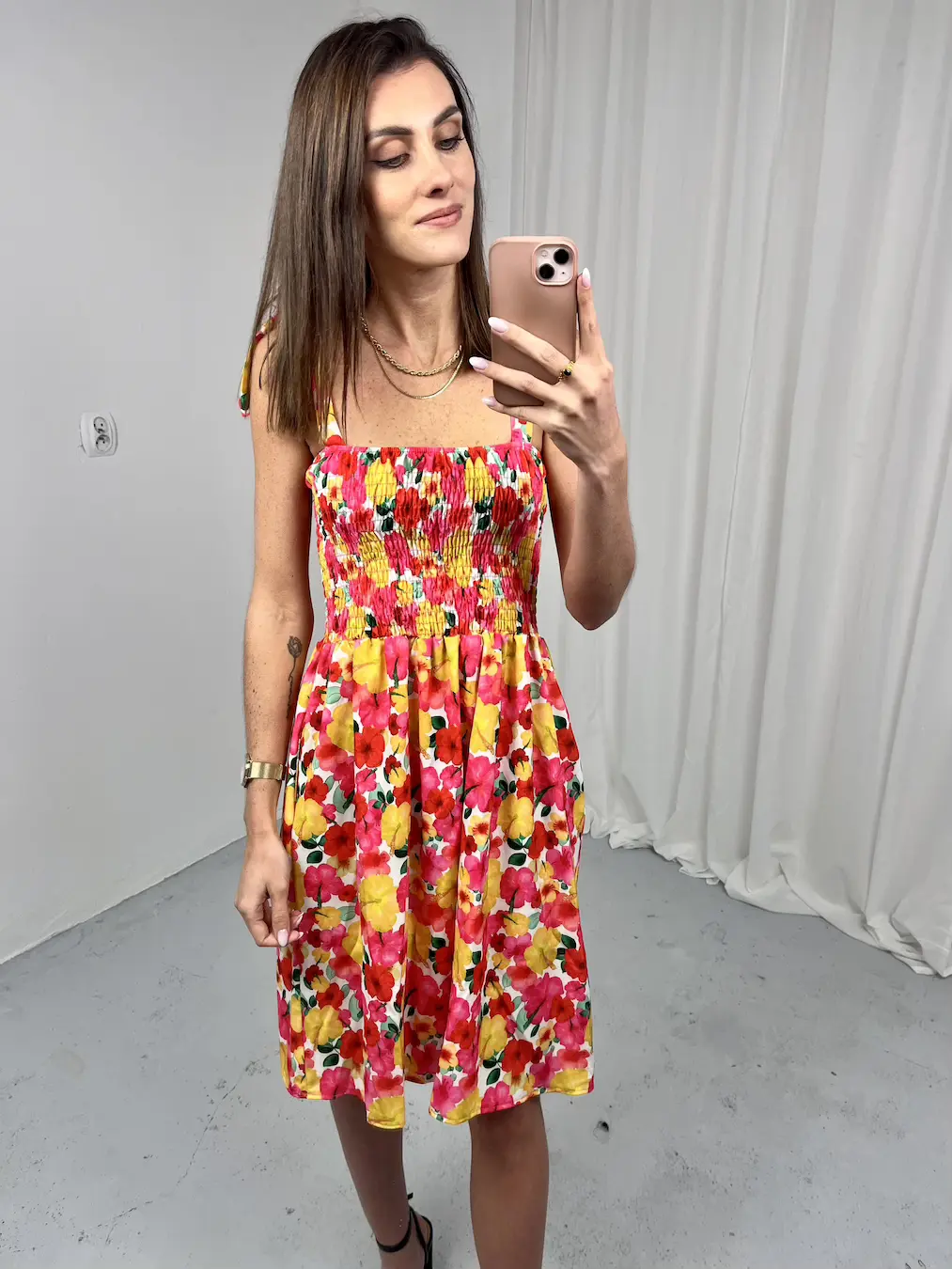 Kolorowa sukienka mini w kwiaty3