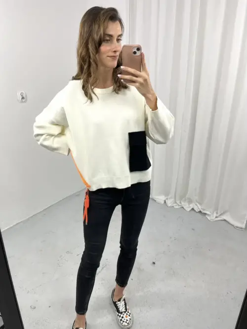 Biały sweter z pomarańczowym zamkiem