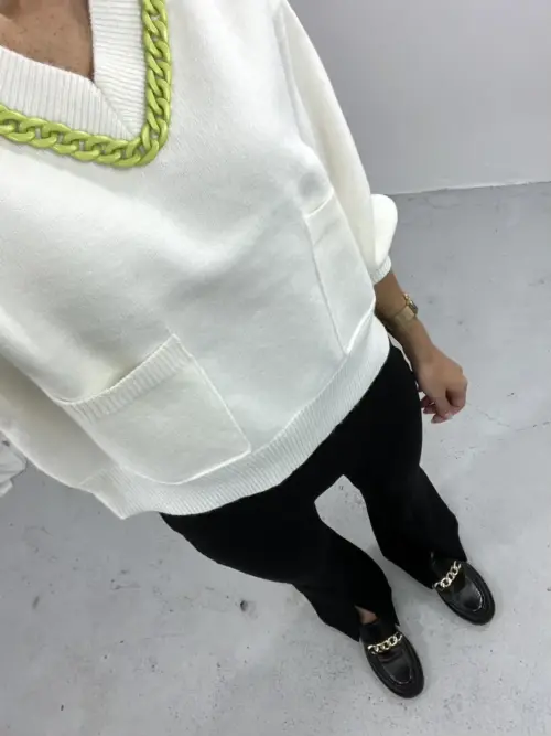 Biały sweter z zielonym łańcuszkiem