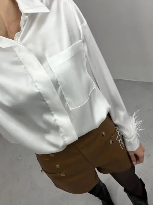 Biała koszula z piórami przy rękawach