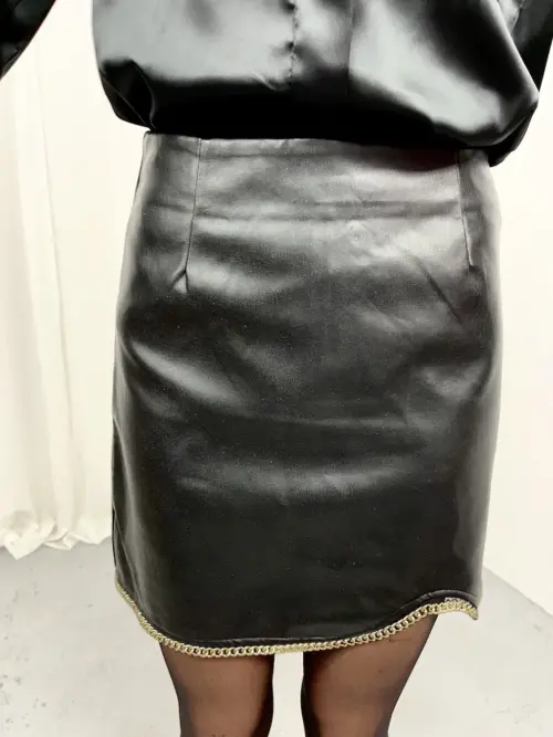 Czarna spódnica mini z imitacji skóry