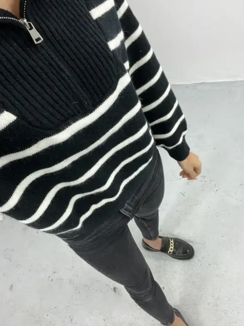 Czarny sweter w białe paski z suwakiem