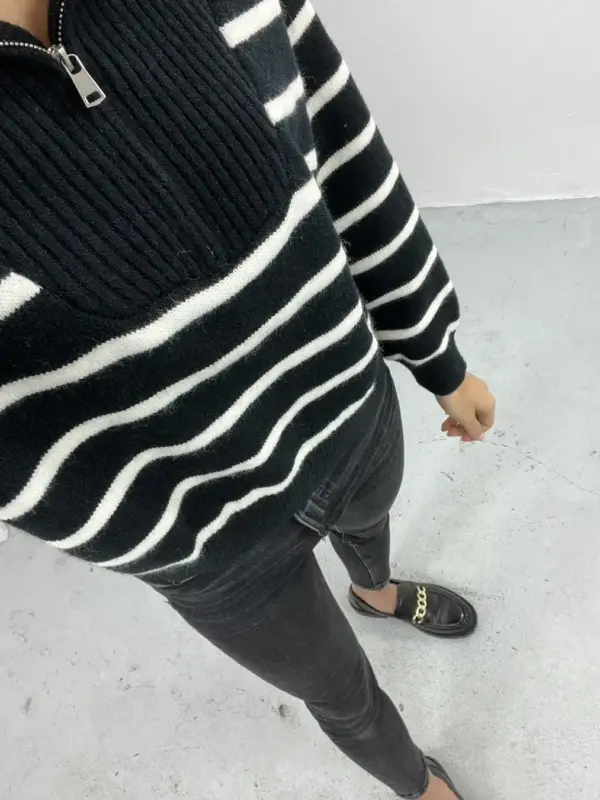 Czarny sweter w białe paski z suwakiem5
