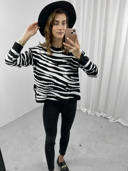 Krótki czarny sweter w białe paski zebra