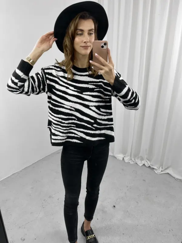 Krótki czarny sweter w białe paski zebra3