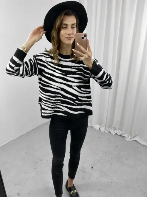 Krótki czarny sweter w białe paski zebra