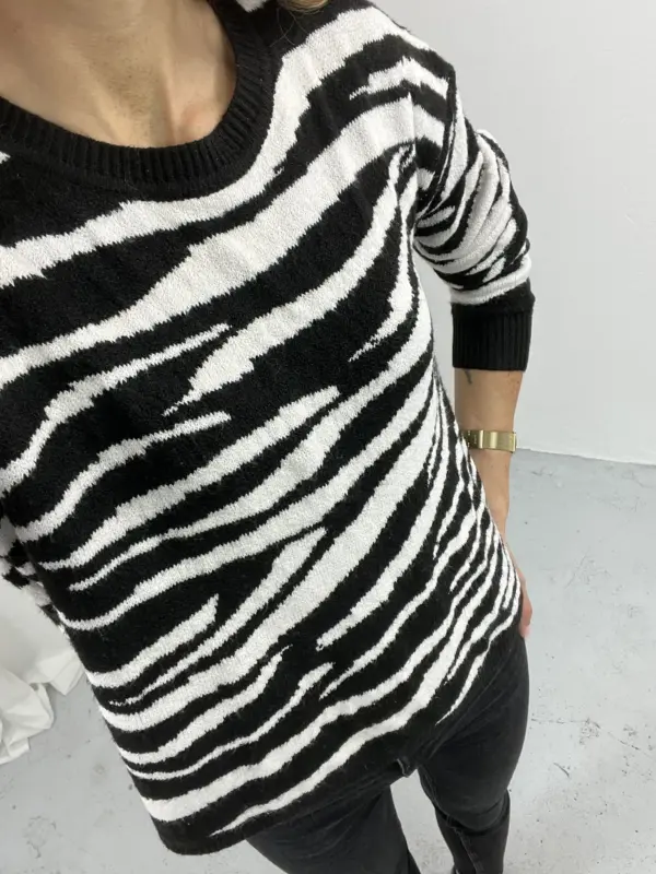 Krótki czarny sweter w białe paski zebra4