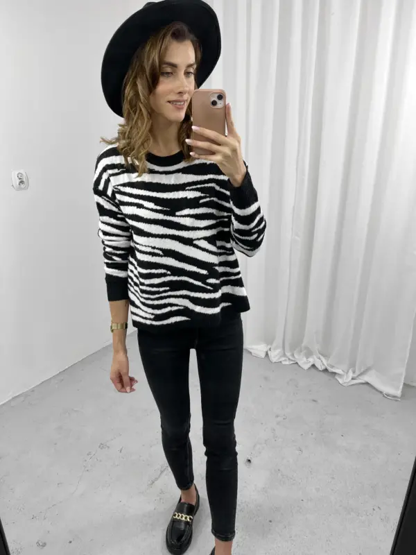 Krótki czarny sweter w białe paski zebra5