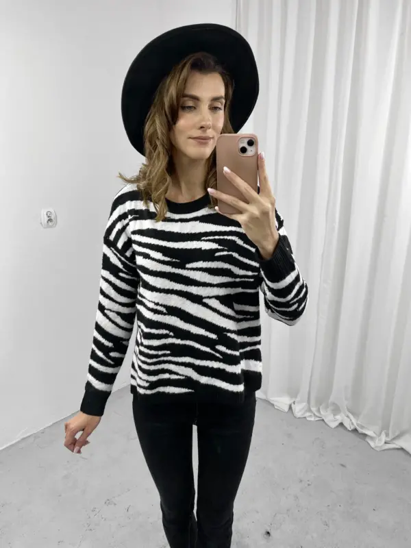 Krótki czarny sweter w białe paski zebra6