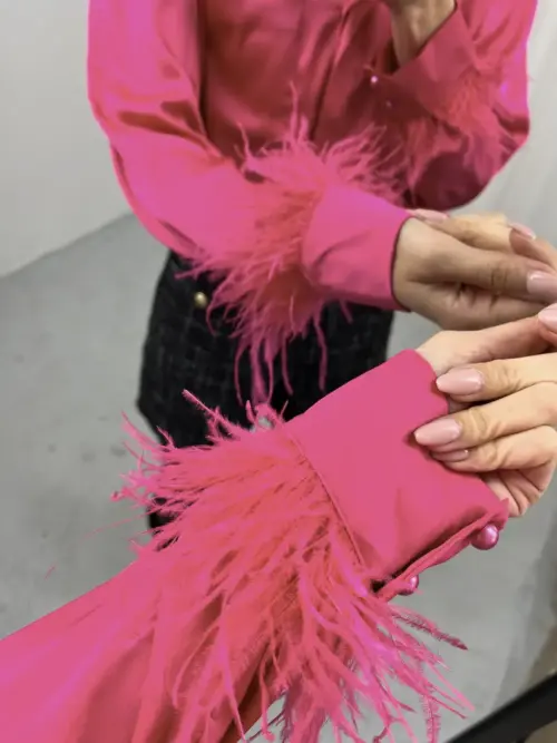 Różowa koszula z piórami przy rękawach