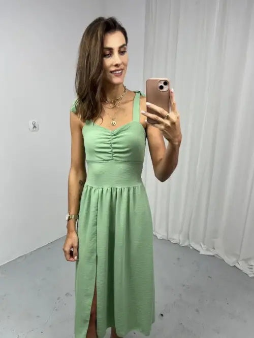 Zielona sukienka na ramiączkach midi