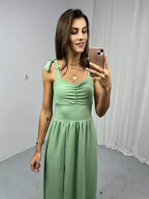 Zielona sukienka na ramiączkach midi