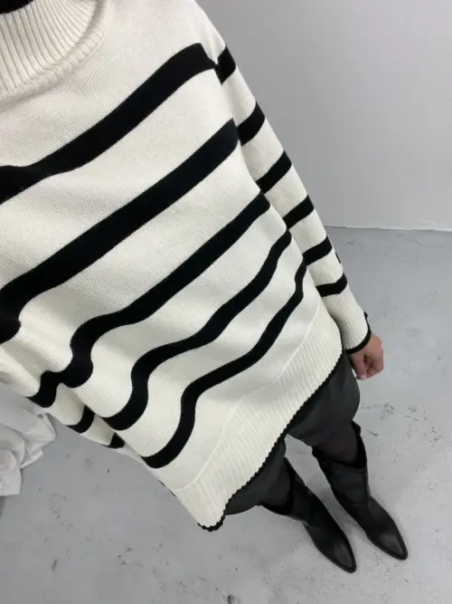 Biały sweter w czarne paski