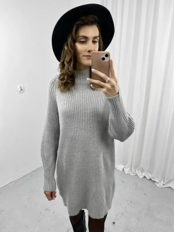 Szara dzianinowa sukienka:sweter