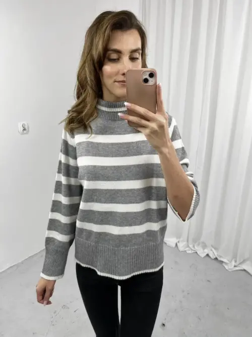 Szary sweter w białe paski