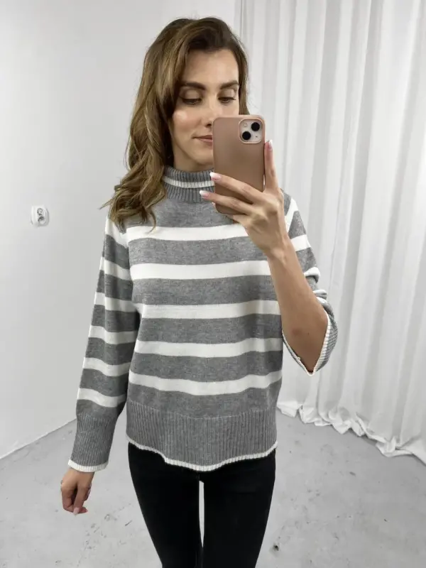 Szary sweter w białe paski5