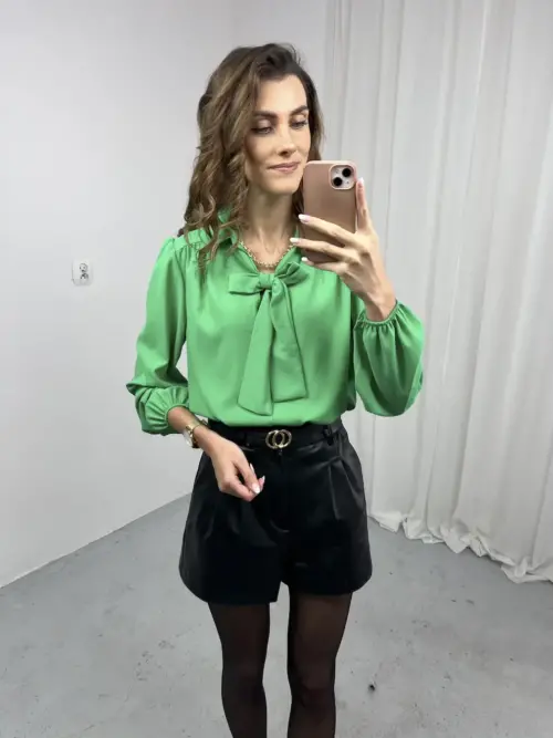 Zielona bluzka z wiązaniem