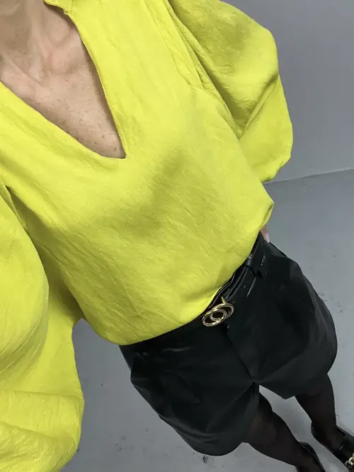 Żółta bluzka z szerokimi rękawami