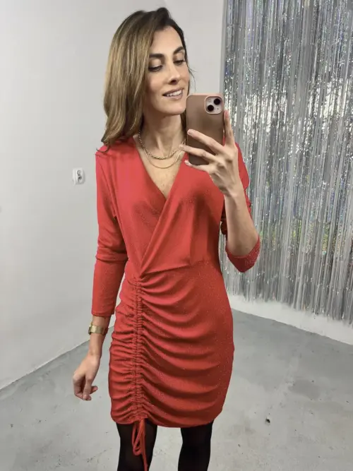 Czerwona błyszcząca sukienka