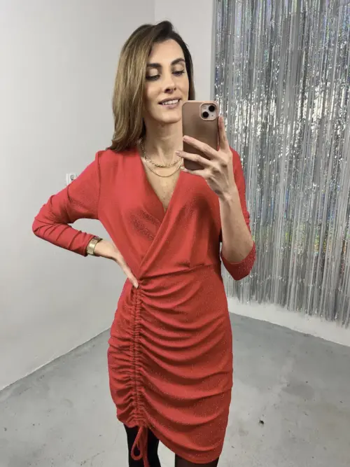 Czerwona błyszcząca sukienka