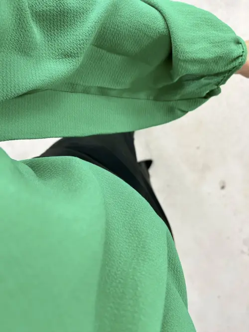 Zielona bluzka z odkrytymi ramionami