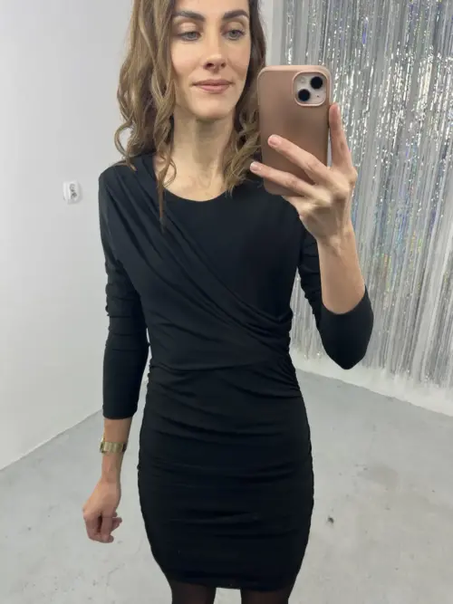 Czarna, dopasowana sukienka z długim rękawem