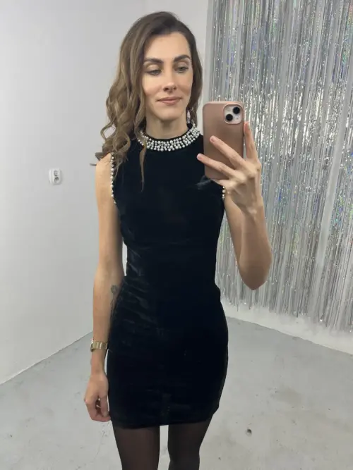Czarna, welurowa sukienka mini z perłami i cyrkoniami